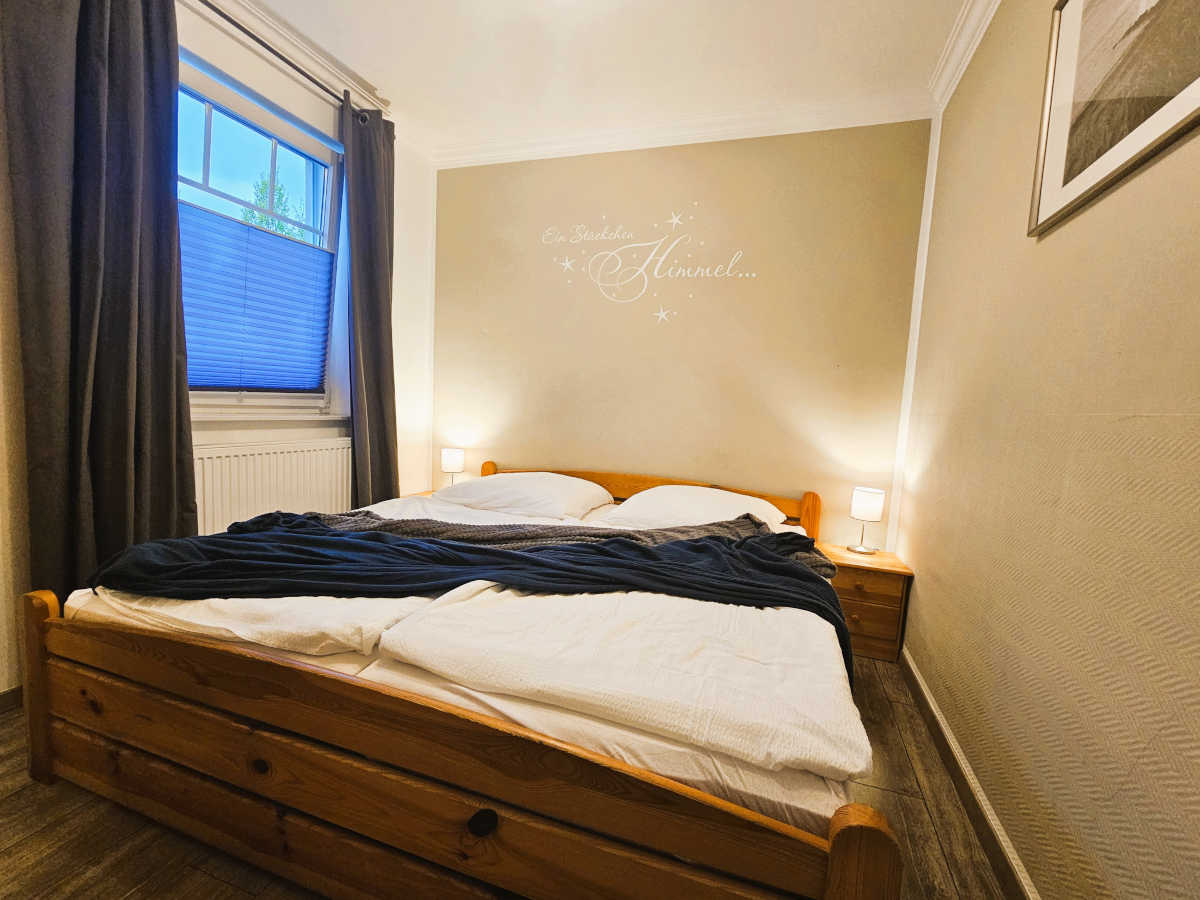 Schlafzimmer 1 mit Kingsize-Doppelbett, Ferienwohnung Burg auf Fehmarn