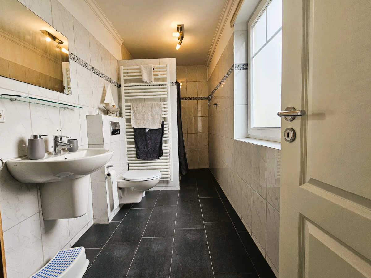 Modernes Badezimmer mit ebenerdiger Dusche, Ferienwohnung Fehmarn