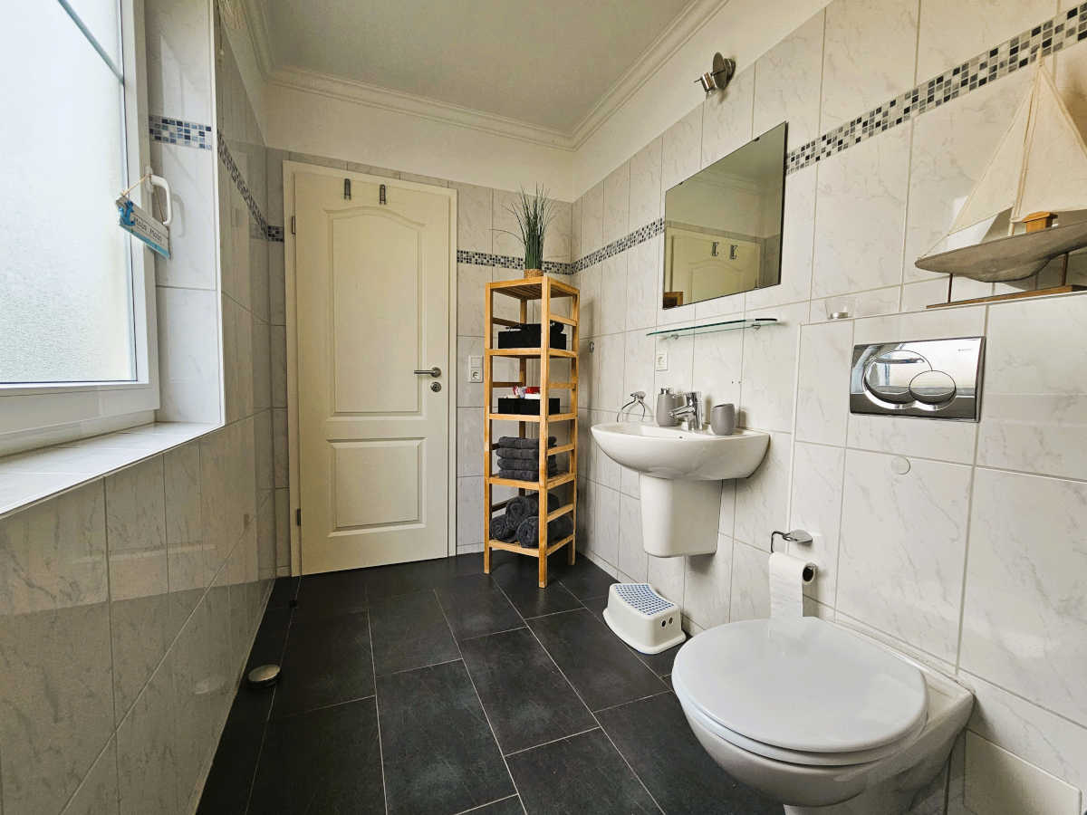 Badezimmer Waschtisch und Stauraum, Ferienwohnung Burg Fehmarn